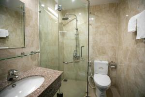 Phòng tắm tại Nhat Linh Hotel & Suites Da Nang