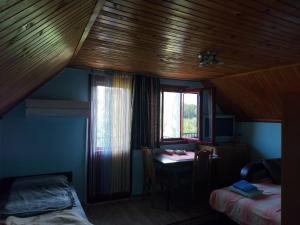 A bed or beds in a room at Kuca - STUDIO