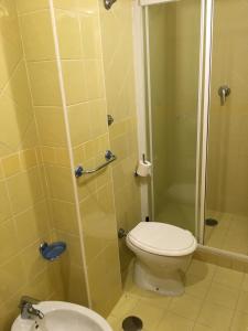 チェントラにあるFonteluna Residenceのバスルーム(トイレ、シャワー付)