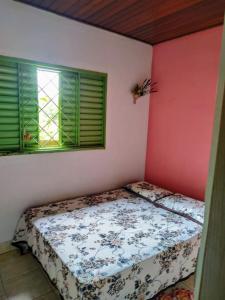 a bedroom with a bed and a window at Espaço Sinara in Jaraguá