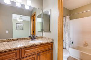Un baño de Walk to Rec Center Spacious Highlands Ranch Home 32 fotos más