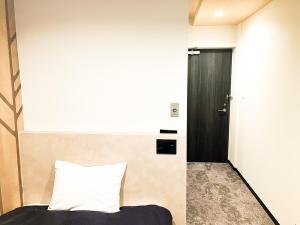 Postel nebo postele na pokoji v ubytování HOTEL LiVEMAX BUDGET Iyo Mishima + 8 fotografií