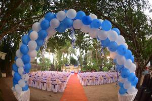 un arco con palloncini e sedie blu e bianchi di StayCool Homestay near Airport a Mangalore