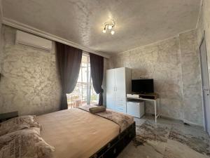 A bed or beds in a room at Dracena Guesthouse