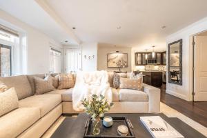Ruang duduk di New Listing 1 BR Aspen Condo by Gondola