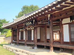 un edificio de estilo asiático en un parque en Dobong Seodang, en Gyeongju