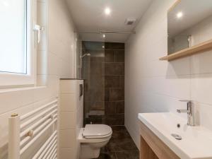 Holiday Home Groote Keeten near Beaches في جروت كيتين: حمام أبيض مع مرحاض ومغسلة +16 صورة