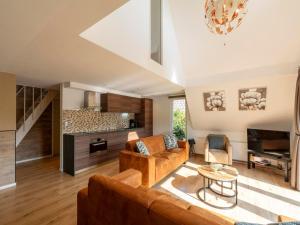 Holiday Home Groote Keeten near Beaches في جروت كيتين: غرفة معيشة بها أريكة وطاولة