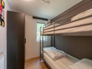 Holiday Home Groote Keeten near Beaches في جروت كيتين: غرفة نوم بها سريرين بطابقين ونافذة