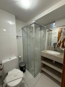 ein Badezimmer mit Dusche, Toilette und Waschbecken in der Unterkunft Israel Flat beira-mar in João Pessoa