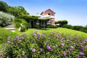A garden outside Agriturismo Natta Di Monte Tabor