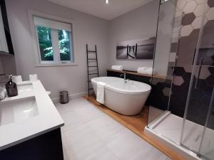 Koupelna v ubytování Chalet de luxe Équinoxe - bord de l'eau avec Spa