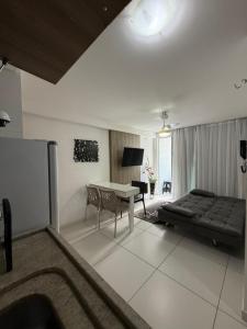 ein Wohnzimmer mit einem Tisch und einem Sofa in der Unterkunft Israel Flat beira-mar in João Pessoa
