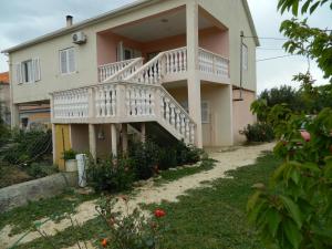 a house with a balcony and a yard at Bartulovi dvori in Poljica