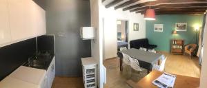 mit Blick auf eine Küche und ein Wohnzimmer in der Unterkunft Domaine de Ravel Ushuaïa Villages in Saint-Jean-du-Gard