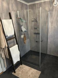 SokndalにあるCity center apartmentのガラスドア付きのシャワー付きのバスルーム +13枚の写真