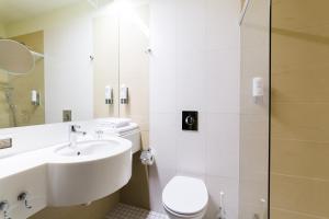 een badkamer met een wastafel, een toilet en een douche bij River Style Hotel & SPA in Reda