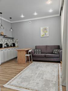 Dapur atau dapur kecil di Солнечная квартира рядом с EXPO