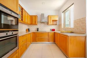 Kuchyň nebo kuchyňský kout v ubytování Seaview Jacuzzi 3BR Penthouse