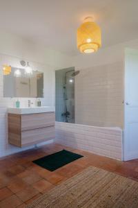 Ένα μπάνιο στο Le Gîte de la Verrerie, maison traditionnelle avec piscine