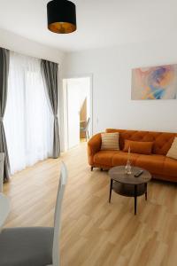 a living room with a couch and a table at Cinque Stelle Hotel Apartments in Cluj-Napoca