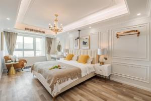 a white bedroom with a large bed and a desk at 云深处江景公寓 in Chongqing