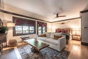 a living room with a couch and a bed at New Listing 3 BR 3 BA Aspen Condo near Gondola in Aspen
