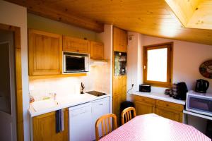 Küche/Küchenzeile in der Unterkunft Appt Meije - Centre village, au calme - AravisTour