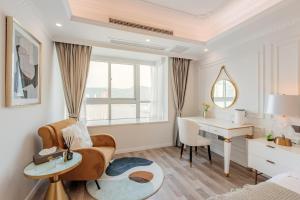 a white room with a desk and a chair at 云深处江景公寓 in Chongqing