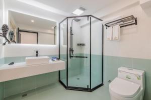 a bathroom with a glass shower and a toilet at 云深处江景公寓 in Chongqing