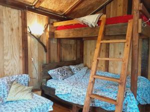 سرير أو أسرّة في غرفة في Tiny houses Genacvale
