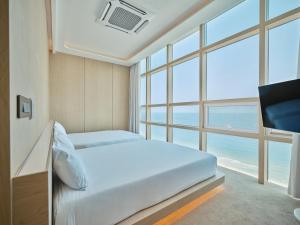 Postel nebo postele na pokoji v ubytování UH Suite The Haeundae