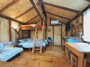 سرير بطابقين أو أسرّة بطابقين في غرفة في Tiny houses Genacvale
