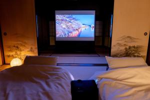 Postel nebo postele na pokoji v ubytování 古民家民泊しずく亭-Traditional Japanese style house SHIZUKU-tei