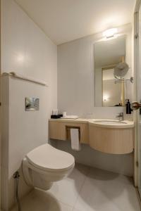 Koupelna v ubytování Quality Inn Patria Suites, Rajkot