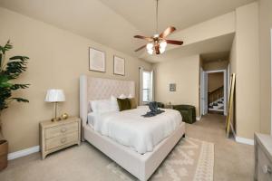 Ένα ή περισσότερα κρεβάτια σε δωμάτιο στο Downtown 3 Story Zen Home W Pool Table for Family