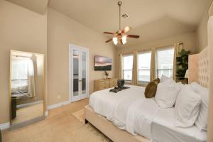 Ένα ή περισσότερα κρεβάτια σε δωμάτιο στο Downtown 3 Story Zen Home W Pool Table for Family