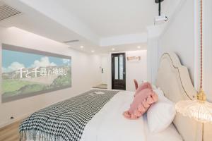 a bedroom with a bed and a painting on the wall at 云深处江景公寓 in Chongqing