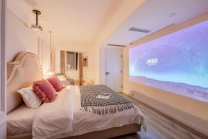 a bedroom with a large screen on the wall at 云深处江景公寓 in Chongqing