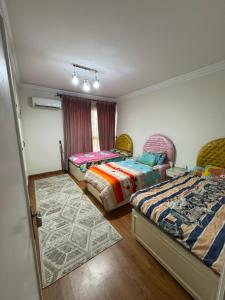 Postel nebo postele na pokoji v ubytování برج سفنكس