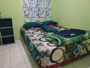 Ένα ή περισσότερα κρεβάτια σε δωμάτιο στο Omah Dhelik Homestay Malioboro +3 φωτογραφίες