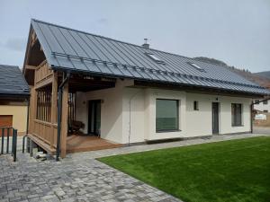 哈沃福卡Chata Studienka 1的金属屋顶和院子的房子