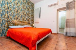 una camera con letto rosso a scomparsa di Holiday Home Ettore a Catania
