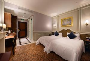 Tempat tidur dalam kamar di Golden Tulip RS Boutique Hotel-Tainan
