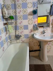 a bathroom with a bath tub and a sink at ХОСТЕЛ ТаСмИн МеХр РеГиСтАн in Samarkand