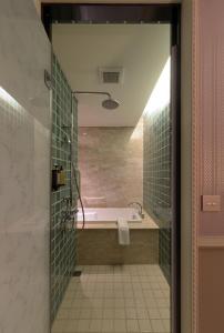 Kamar mandi di Golden Tulip RS Boutique Hotel-Tainan