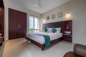 Postel nebo postele na pokoji v ubytování Quality Inn Patria Suites, Rajkot