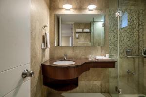 Koupelna v ubytování Quality Inn Patria Suites, Rajkot