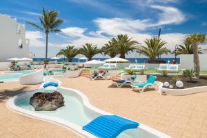 Bazén v ubytování Neptuno Suites - Adults Only nebo v jeho okolí