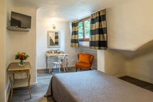 TV a/nebo společenská místnost v ubytování Hôtel Le Belvédère + 27 fotografií